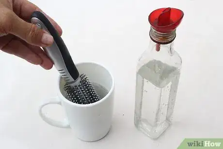 Imagen titulada Clean Hairbrushes and Combs Step 6