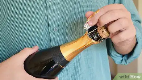 Imagen titulada Open a Champagne Bottle Step 1