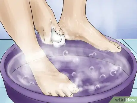 Imagen titulada Clean Toe Nails Step 1