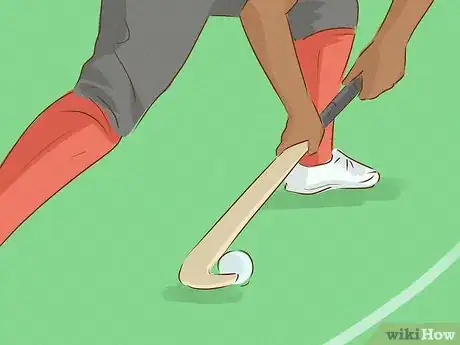 Imagen titulada Play Field Hockey Step 10