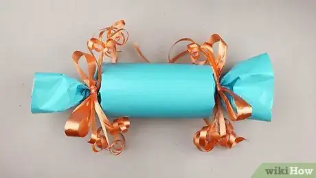 Imagen titulada Wrap Cylindrical Gifts Step 9