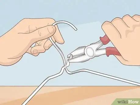 Imagen titulada Make a TV Antenna with a Coat Hanger Step 2