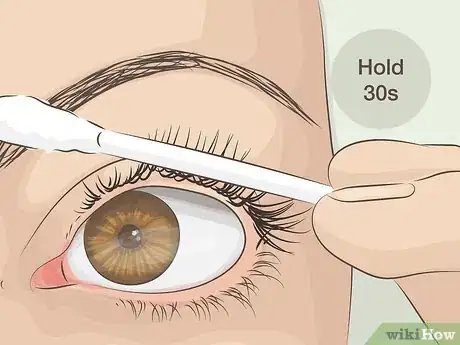 Imagen titulada Curl Your Eyelashes Without an Eyelash Curler Step 10