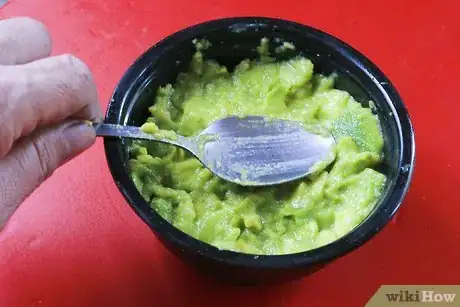 Imagen titulada Keep Guacamole Fresh Step 2