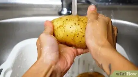 Imagen titulada Cook Potatoes in a Pressure Cooker Step 1