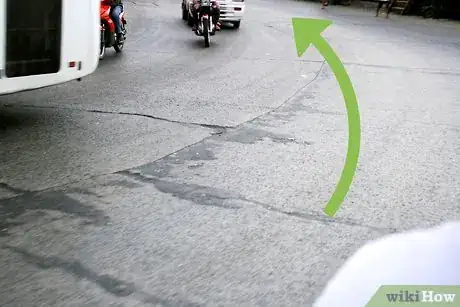 Imagen titulada Turn Safely on a Motorcycle Step 1