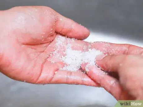 Imagen titulada Get Super Glue off of Your Hands with Salt Step 4