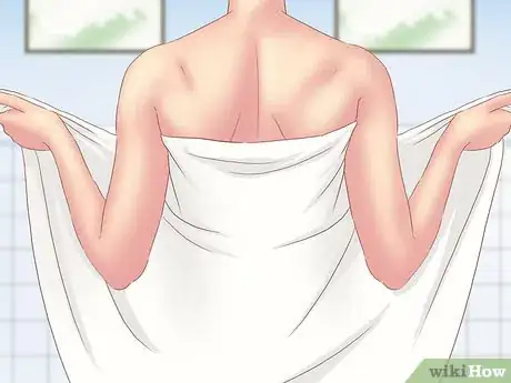 Imagen titulada Make a Body Wrap Towel After a Shower Step 3