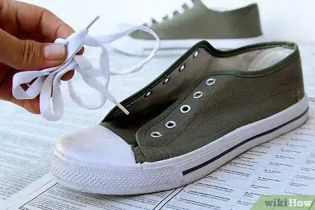 Imagen titulada Bleach Colored Canvas Shoes Step 5