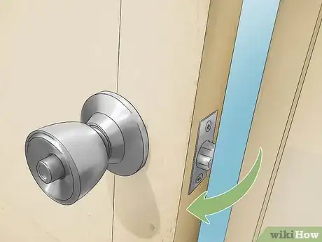 Imagen titulada Hold a Door Open with a Coin Step 2