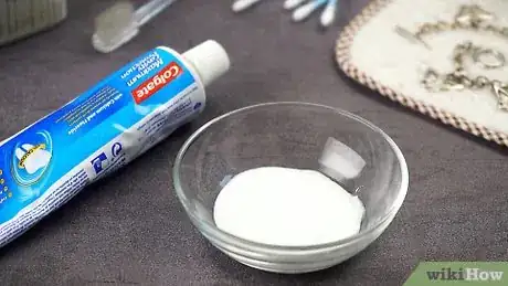 Imagen titulada Use Toothpaste to Clean Silver Jewelry Step 2