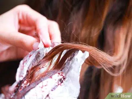 Imagen titulada Bleach Your Hair at Home Step 14