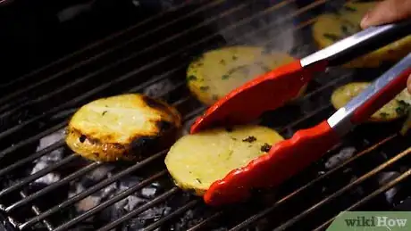 Imagen titulada Make a Baked Potato on the Grill Step 23