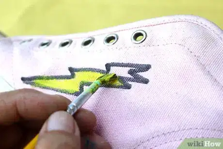 Imagen titulada Paint Fabric Shoes Step 15