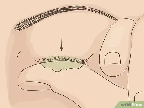 Imagen titulada Curl Your Eyelashes Without an Eyelash Curler Step 18