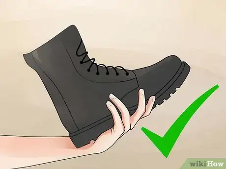 Imagen titulada Wear Shoes That Are Too Big Step 12