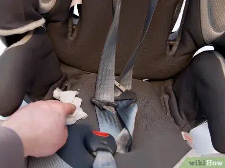 Imagen titulada Wash an Infant Car Seat Step 2