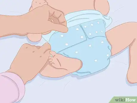 Imagen titulada Keep Your Toddler from Taking Their Diaper Off Step 2