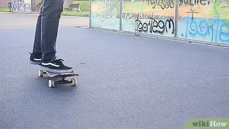 Image intitulée Turn on a Skateboard Step 1