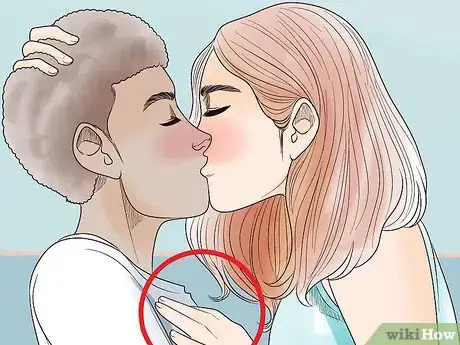 Image intitulée Have a Long Passionate Kiss With Your Girlfriend_Boyfriend Step 9