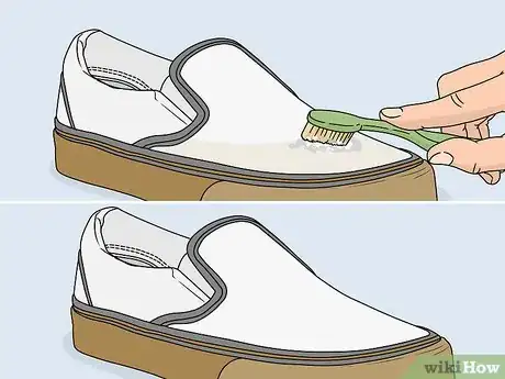 Image intitulée Remove Yellow Bleach Stains from White Shoes Step 5