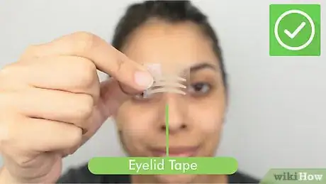 Image intitulée Apply Eyelid Tape Step 12