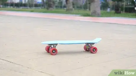 Image intitulée Ride a Penny Board Step 2