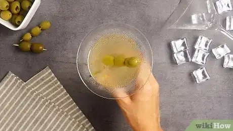 Image intitulée Make a Dirty Martini Step 7