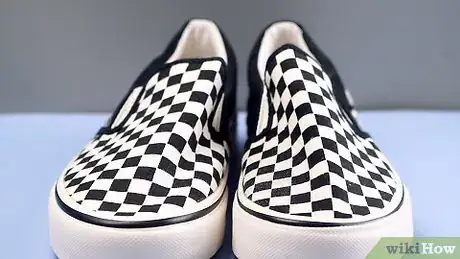 Image intitulée Wash Black and White Vans Step 6