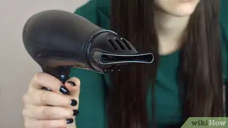 Image intitulée Blow Dry Hair Without Frizz Step 12