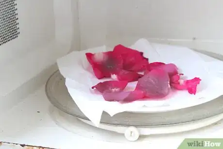 Image intitulée Dry Rose Petals Step 12