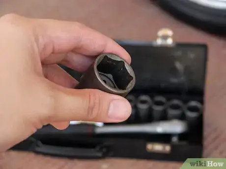Image intitulée Remove Locking Lug Nuts Step 2