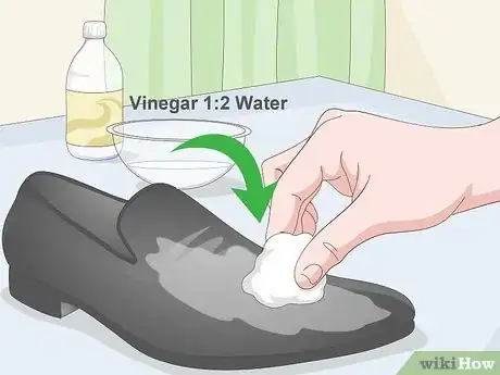 Image intitulée Clean Black Suede Shoes Step 6