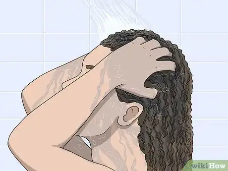 Image intitulée Sleep with Wet Curly Hair Step 1