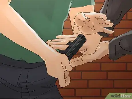 Image intitulée Disarm a Criminal with a Handgun Step 3