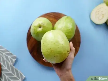 Image intitulée Eat Guava Step 1