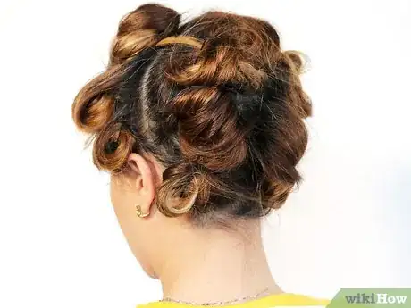 Image intitulée Curl Hair with Bobby Pins Step 7