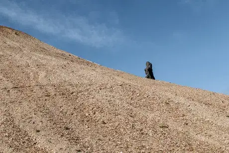 Image intitulée Climbing a mountain at landmannalaugar