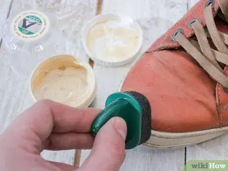 Image intitulée Repair a Scrape on Faux Leather Shoes Step 2