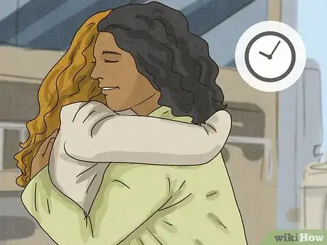 Image intitulée Know if a Hug Is Romantic Step 4