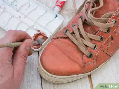 Image intitulée Repair a Scrape on Faux Leather Shoes Step 3