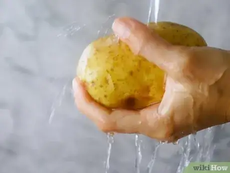 Image intitulée Cook a Potato in the Microwave Step 1