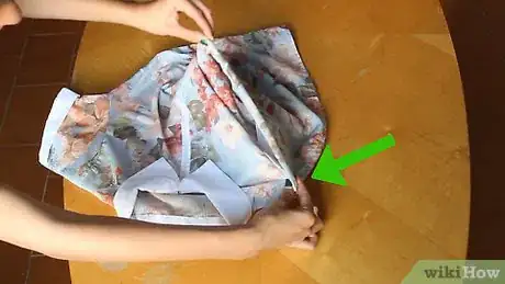 Image intitulée Fold a T‐Shirt in Two Seconds Step 6
