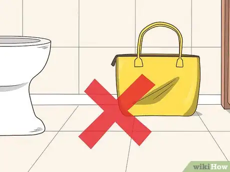 Image intitulée Safely Use a Public Bathroom Step 3