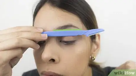 Image intitulée Shape Your Eyebrows with a Razor Step 12