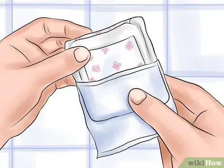 Image intitulée Change a Sanitary Pad Step 5