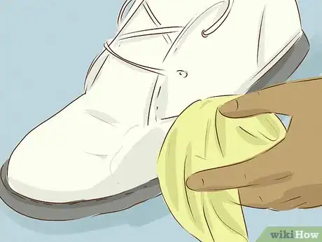 Image intitulée Clean White Shoes Step 16