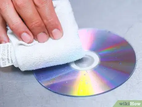 Image intitulée Repair a CD With Toothpaste Step 7