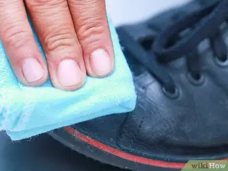 Image intitulée Clean Road Salt off Leather Shoes Step 3