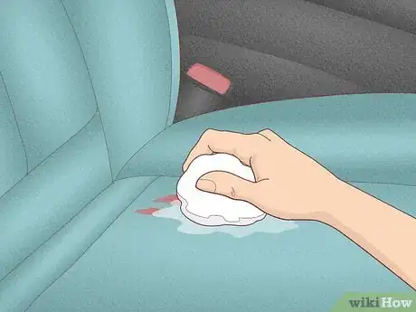 Image intitulée Clean a Blood Stain from Car Upholstery Step 8